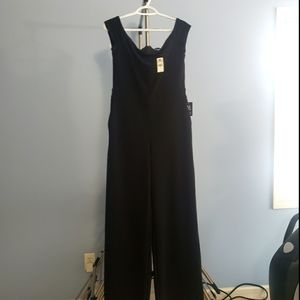 Scoop Neck Wide Leg Jumpsuit
3/4 sleeve